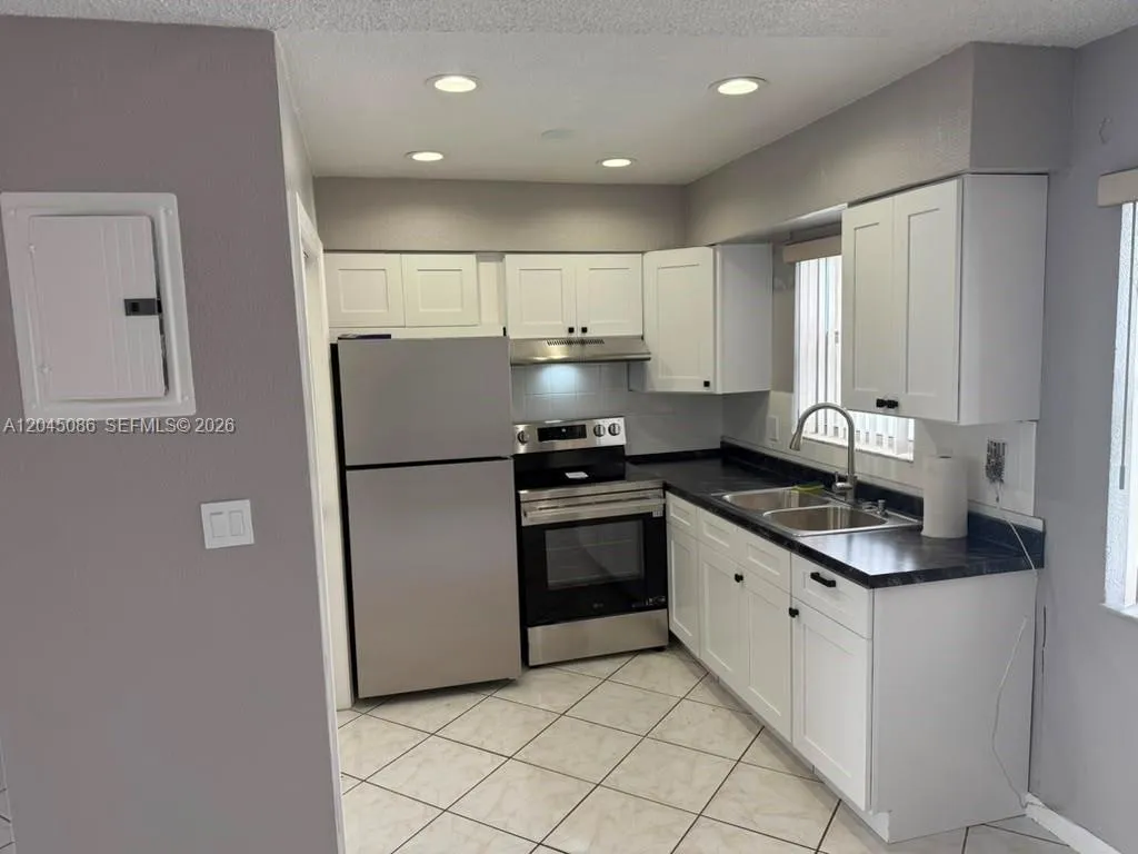 Foto de propiedad en 5870 NW 16th Place 4, Sunrise, FL 33313 Sunrise con MLS# 