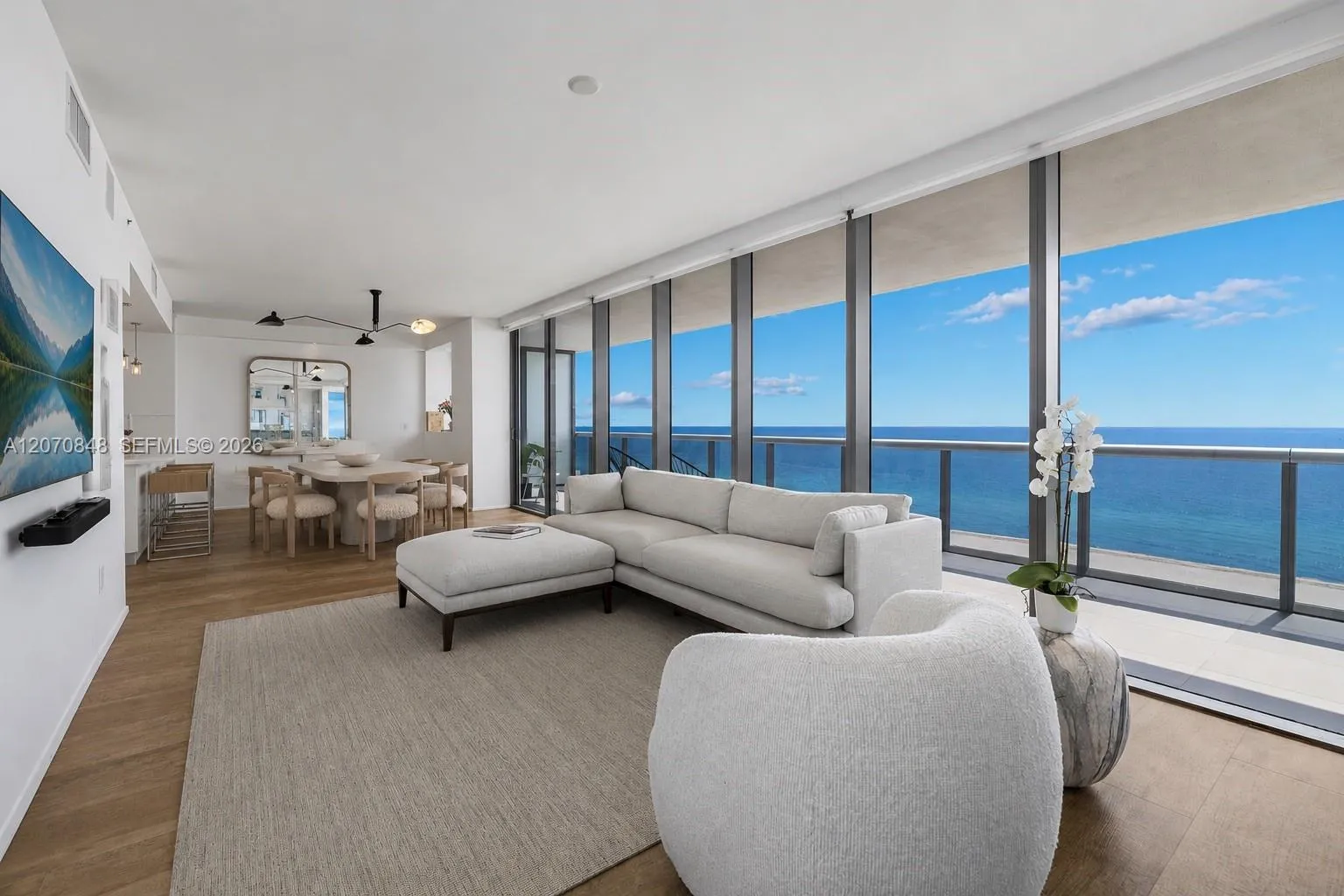 Foto de propiedad en 5875 Collins Avenue 1102, Miami Beach, FL 33140 Miami Beach con MLS# 