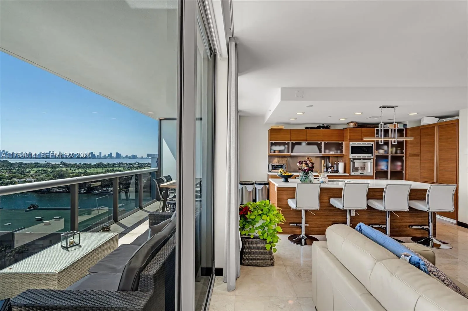 Foto de propiedad en 5875 Collins Avenue 1704, Miami Beach, FL 33140 Miami Beach con MLS# 