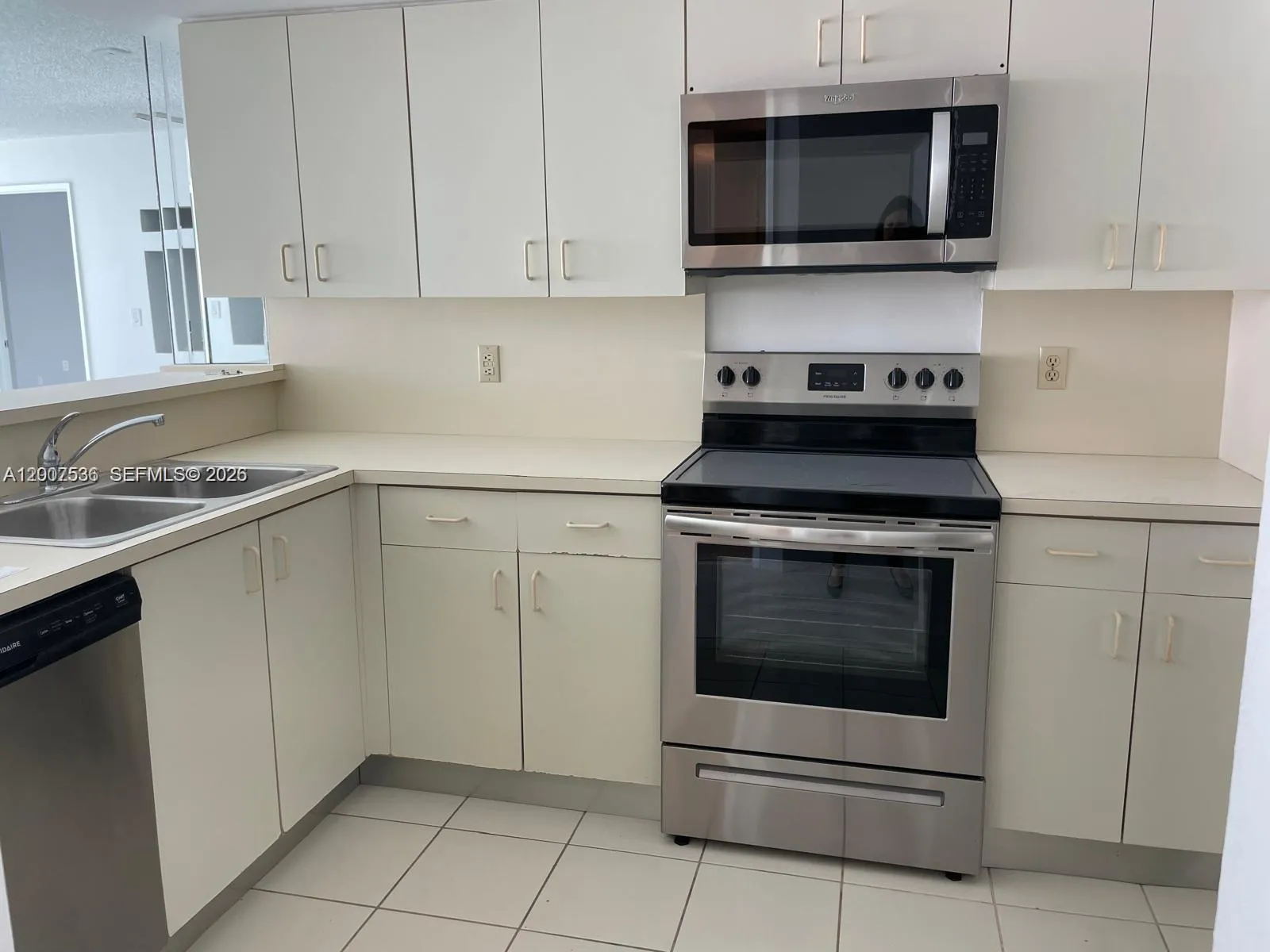 Foto de propiedad en 5880 Collins Avenue 1006, Miami Beach, FL 33140 Miami Beach con MLS# 