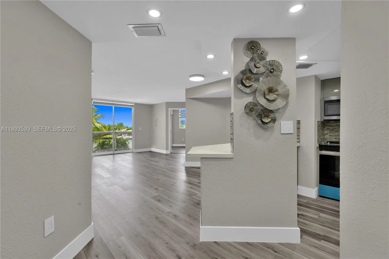 Foto de propiedad en 5880 Collins Avenue 403, Miami Beach, FL 33140 Miami Beach con MLS# 