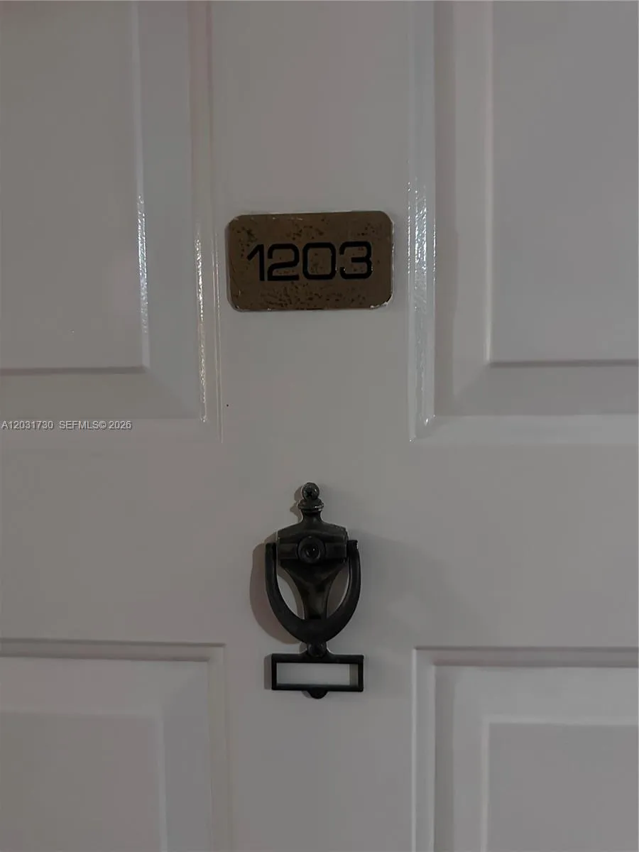 Foto de propiedad en 5880 W Collins Avenue 1203, Miami Beach, FL 33140 Miami Beach con MLS# 