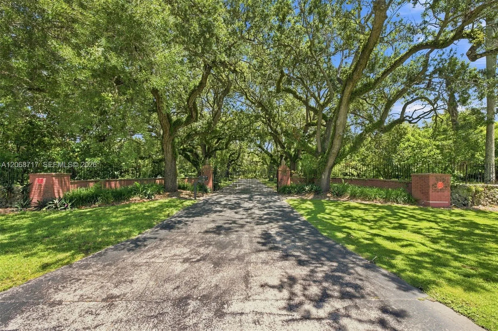 Foto de propiedad en 5885 SW 56th Street, Miami, FL 33155 Miami con MLS# 
