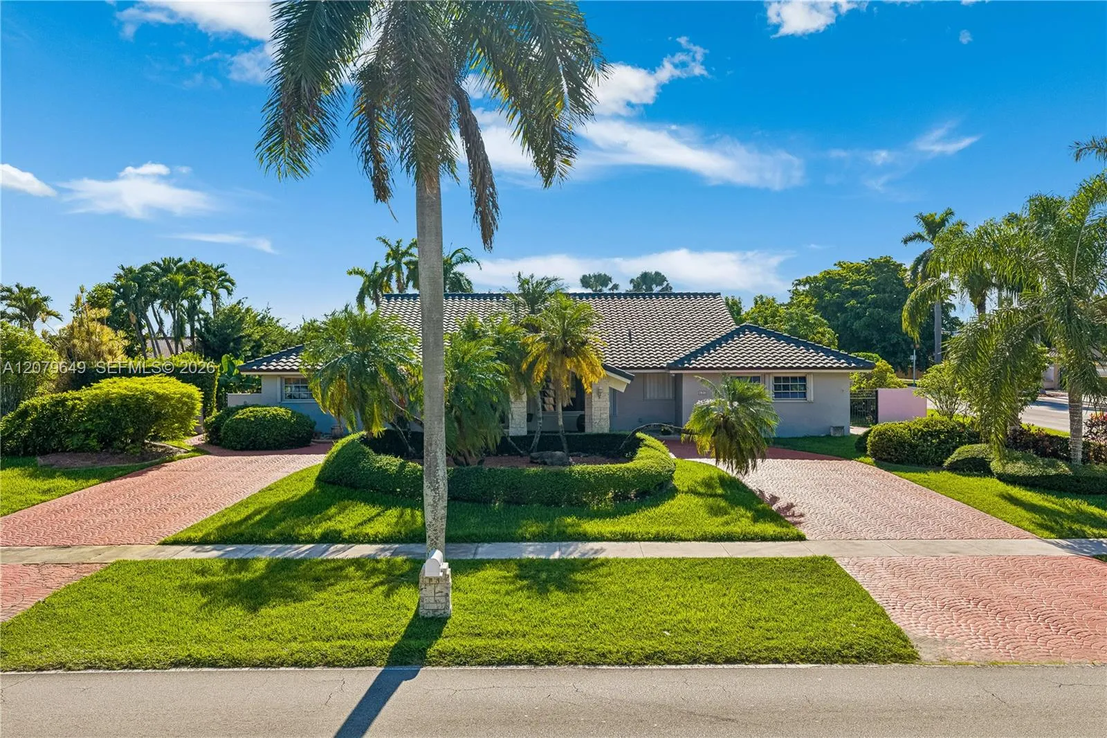Foto de propiedad en 590 NW 132nd Avenue, Miami, FL 33182 Miami con MLS# 
