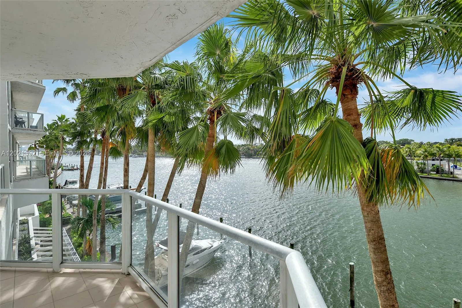 Foto de propiedad en 5900 Collins Avenue 408, Miami Beach, FL 33140 Miami Beach con MLS# 