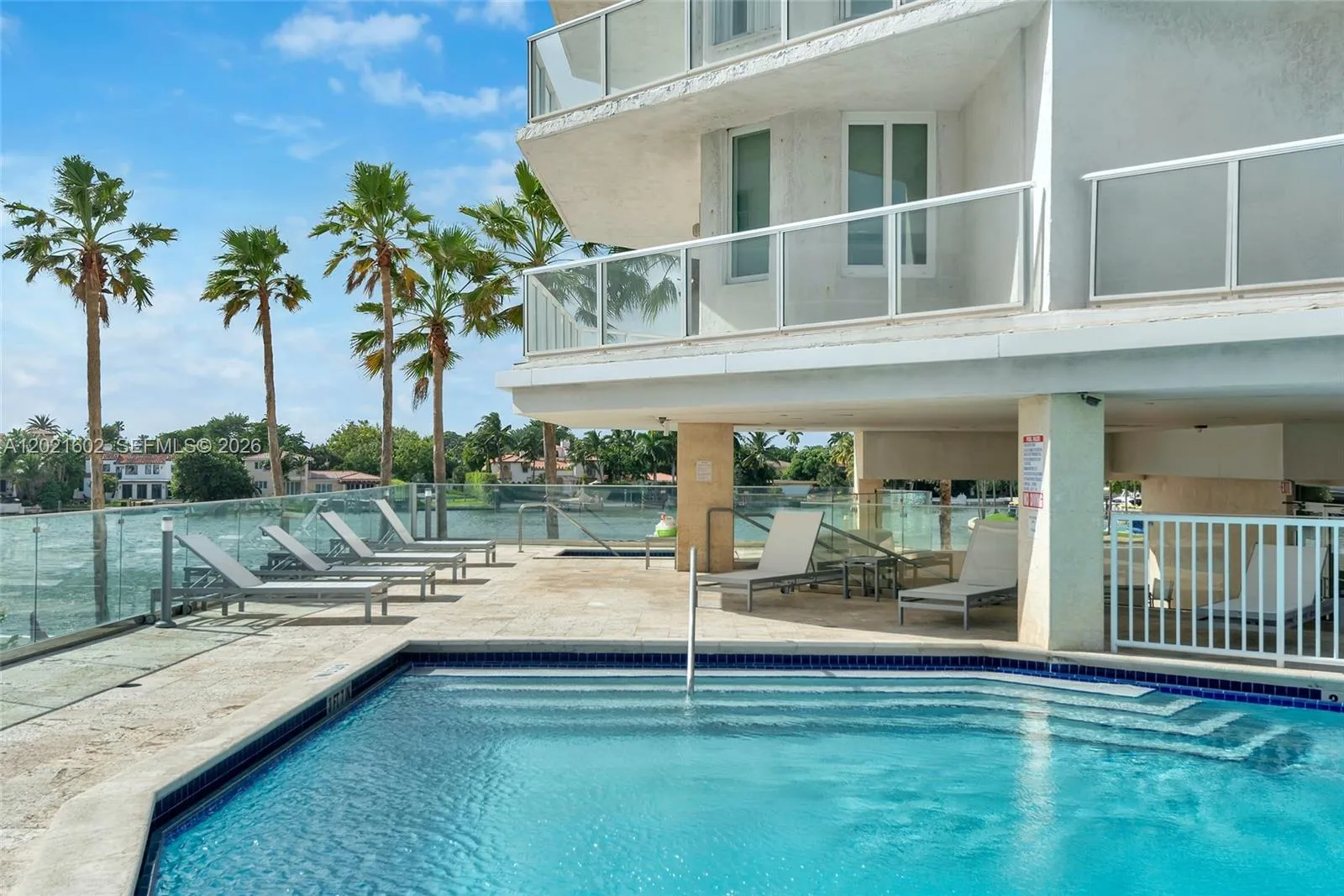Foto de propiedad en 5900 Collins Avenue 408, Miami Beach, FL 33140 Miami Beach con MLS# 