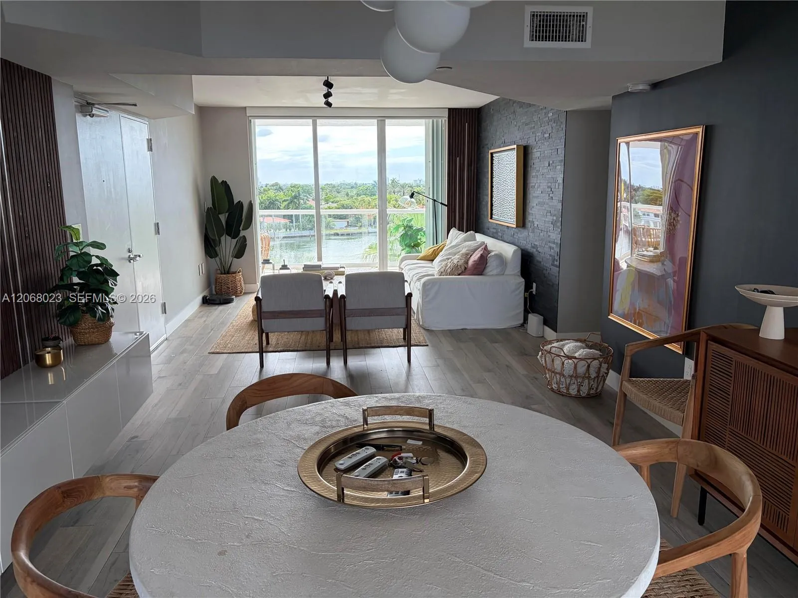 Foto de propiedad en 5900 Collins Avenue 702, Miami Beach, FL 33140 Miami Beach con MLS# 