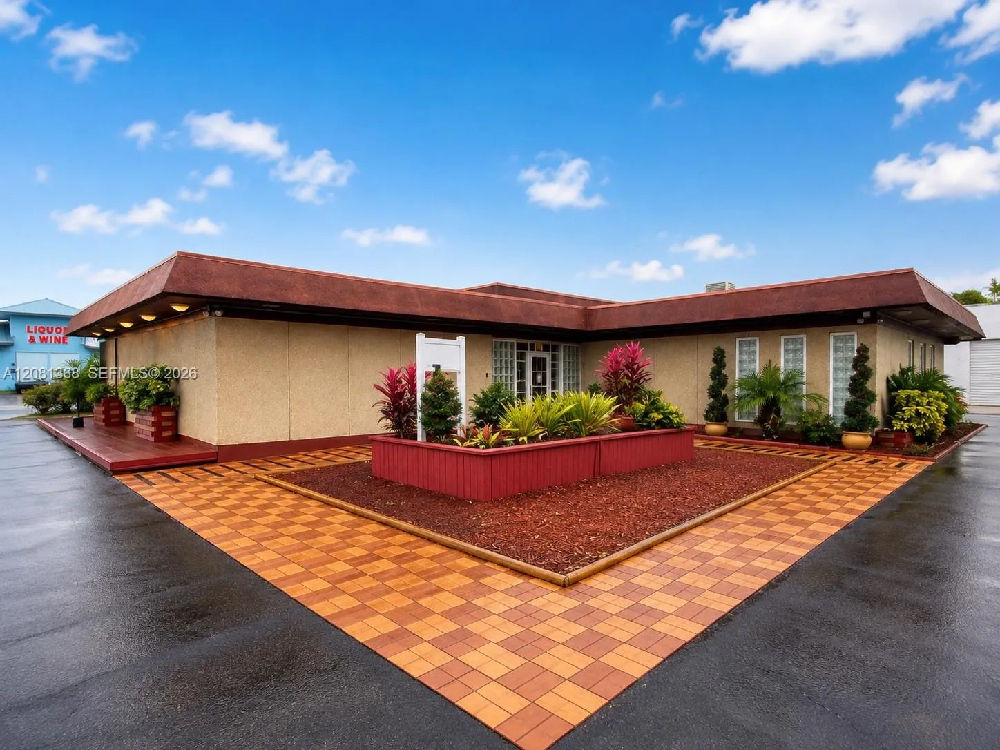 Foto de propiedad en 5900 Johnson Street, Hollywood, FL 33021 Hollywood con MLS# 