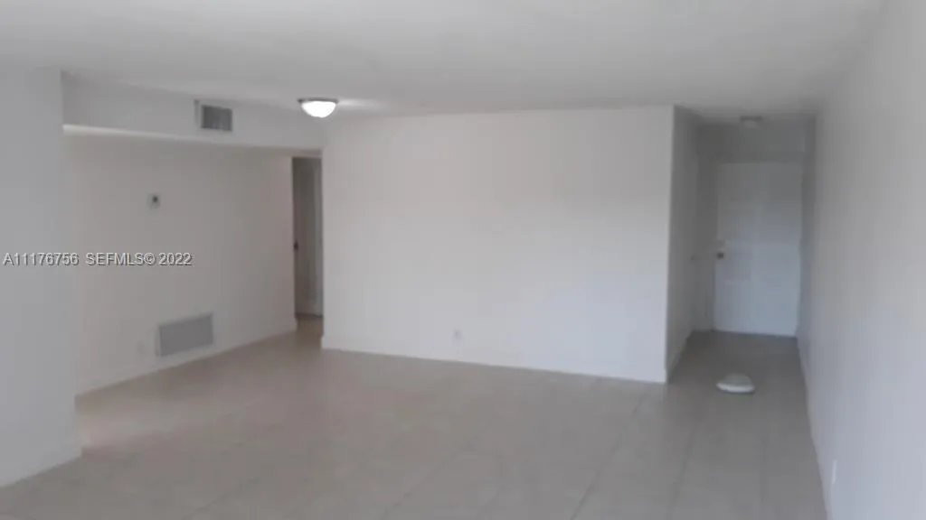 Foto de propiedad en 5900 NW 17th Place 109, Sunrise, FL 33313 Sunrise con MLS# 