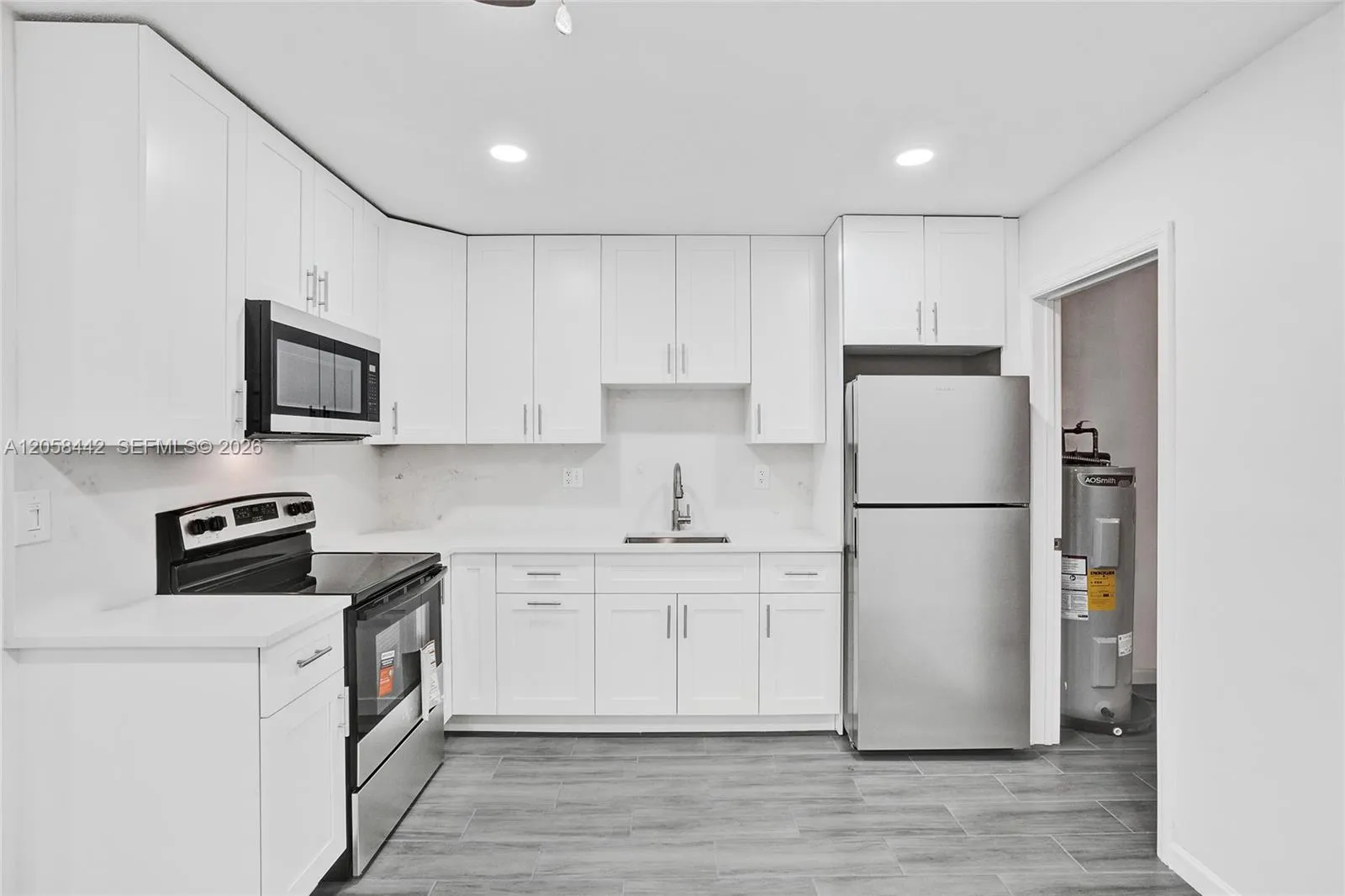 Foto de propiedad en 5900 NW 19th Street A, Sunrise, FL 33313 Sunrise con MLS# 