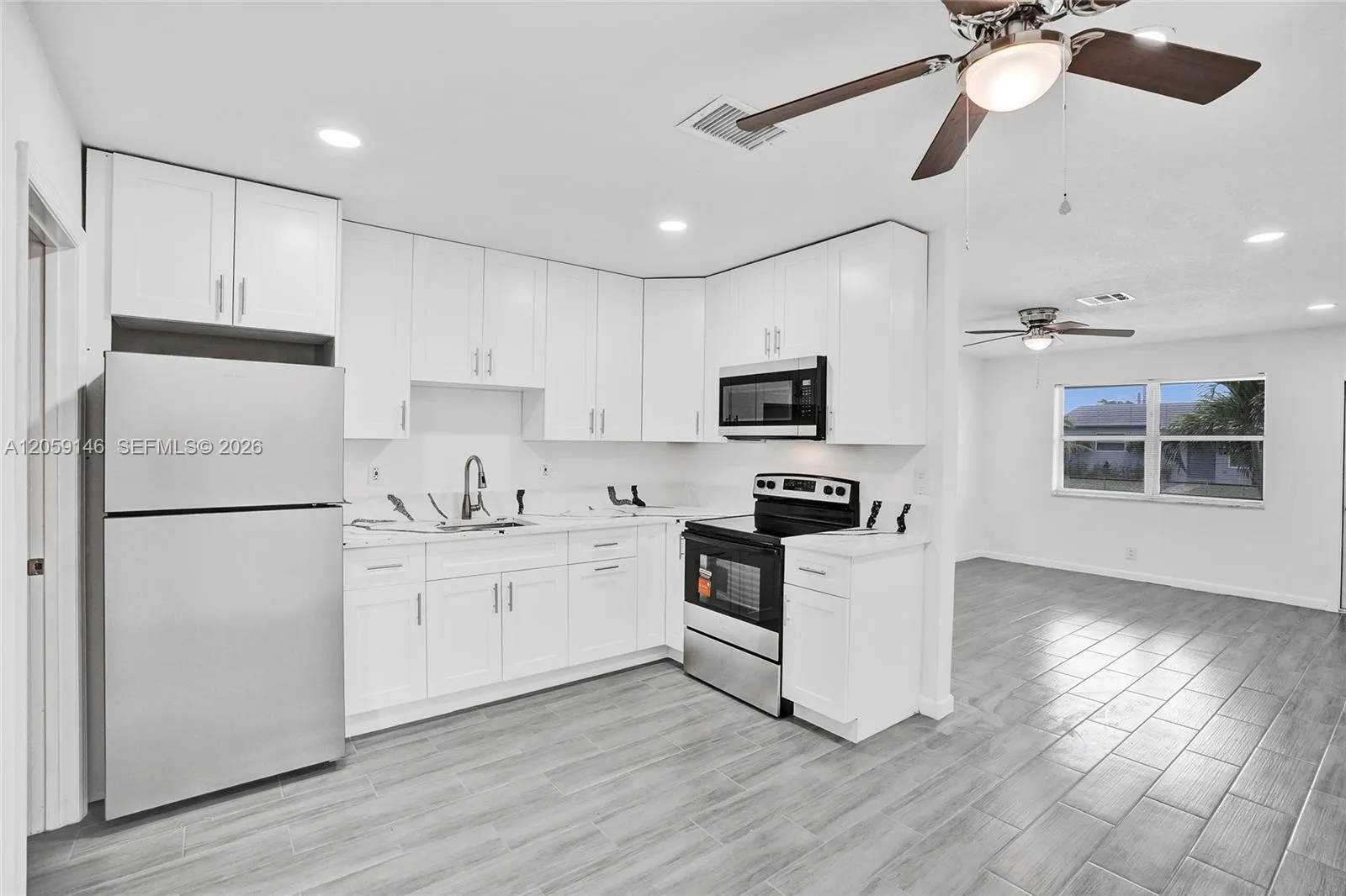 Foto de propiedad en 5900 NW 19th Street B, Sunrise, FL 33313 Sunrise con MLS# 