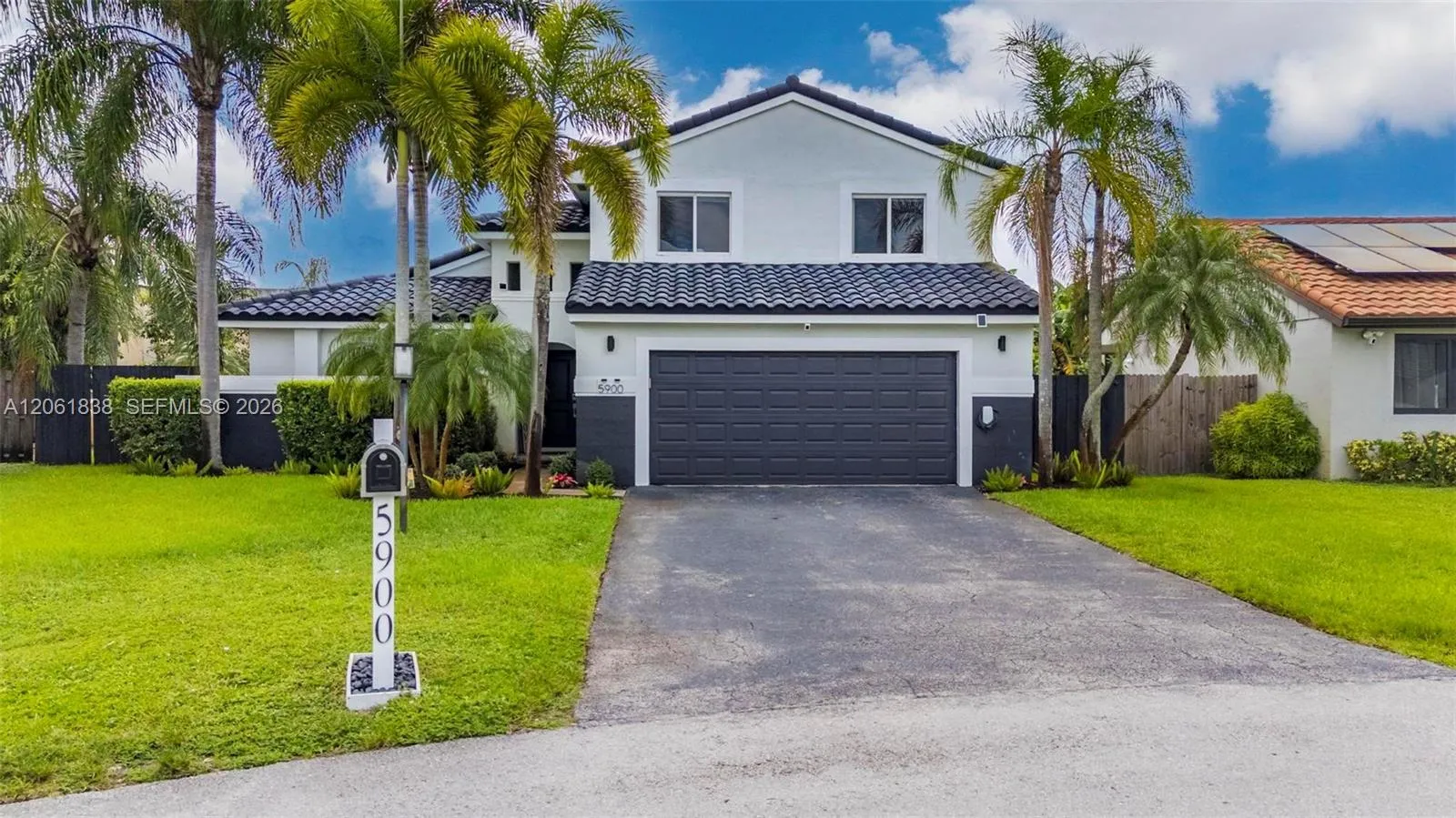 Foto de propiedad en 5900 York Lane, Davie, FL 33331 Davie con MLS# 