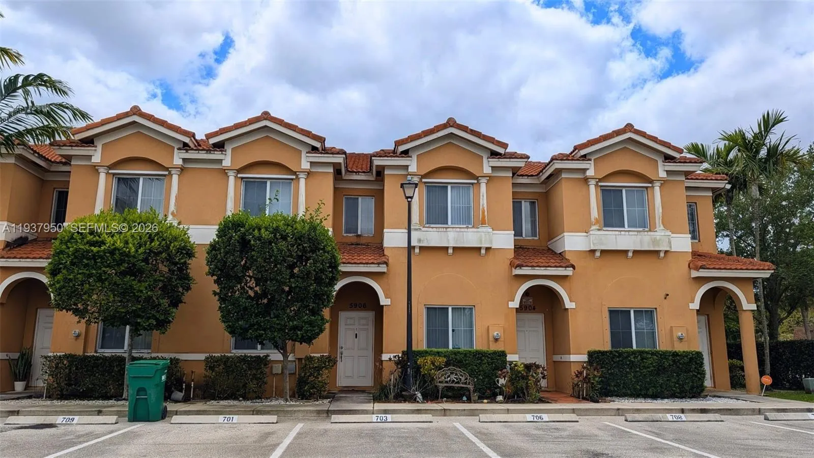 Foto de propiedad en 5906 Woodlands Boulevard, Tamarac, FL 33319 Tamarac con MLS# 