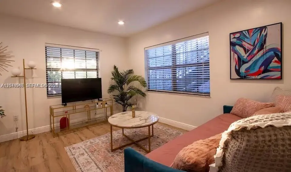 Foto de propiedad en 5911 SW 5th Terrace A, Miami, FL 33144 Miami con MLS# 