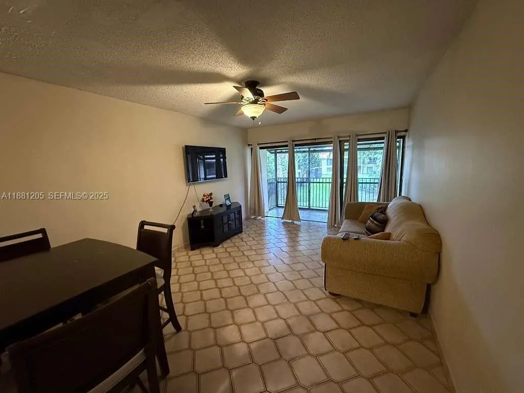Foto de propiedad en 5915 Washington Street 116, Hollywood, FL 33023 Hollywood con MLS# 