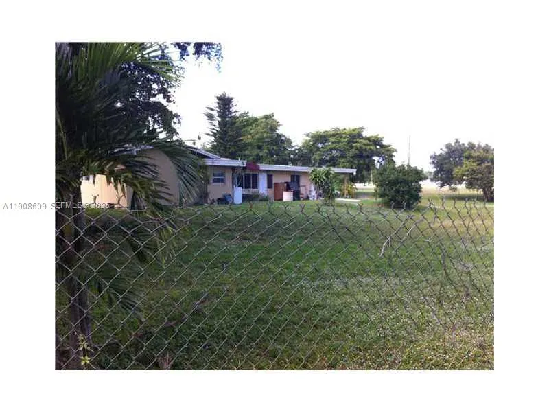 Foto de propiedad en 5920 SW 45th Way, Davie, FL 33314 Davie con MLS# 