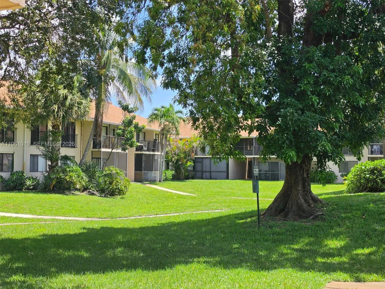 Foto de propiedad en 5921 Washington Street 124, Hollywood, FL 33023 Hollywood con MLS# 