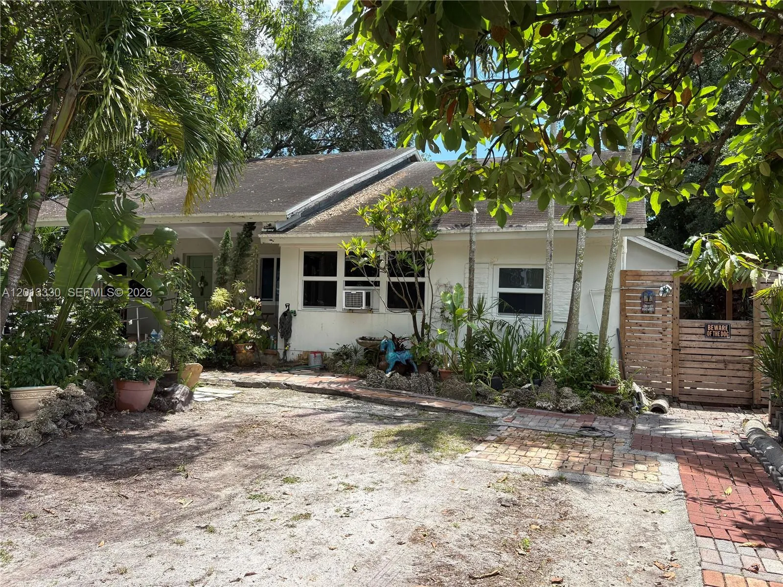 Foto de propiedad en 5930 SW 44th Terrace, Miami, FL 33155 Miami con MLS# 