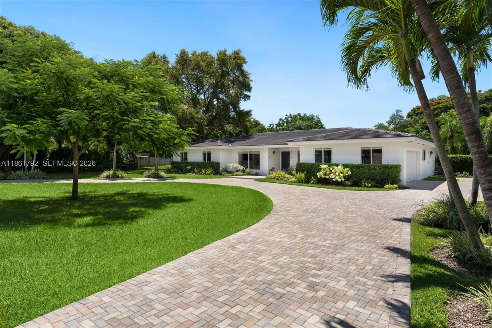 Foto de propiedad en 5940 SW 120th Street, Pinecrest, FL 33156 Pinecrest con MLS# 
