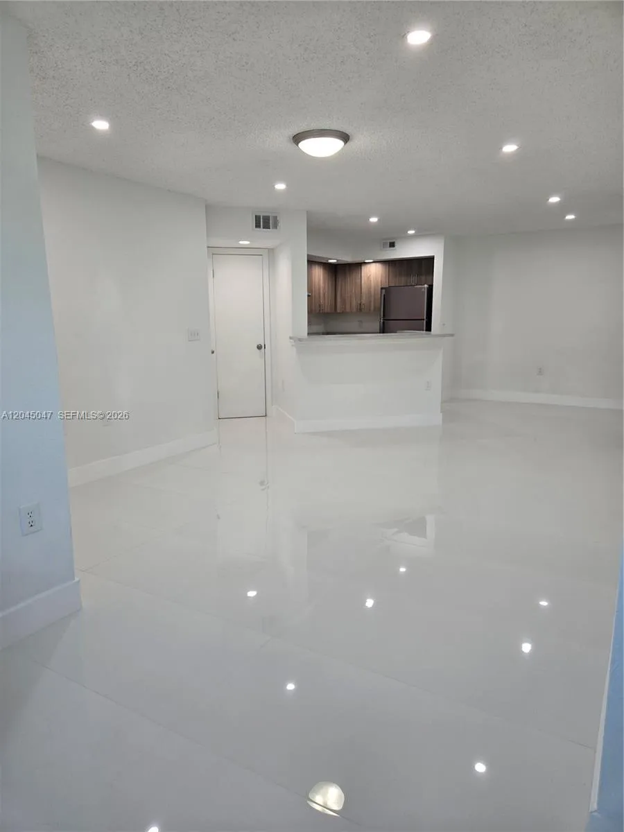 Foto de propiedad en 595 Vista Isles Drive 1913, Sunrise, FL 33325 Sunrise con MLS# 