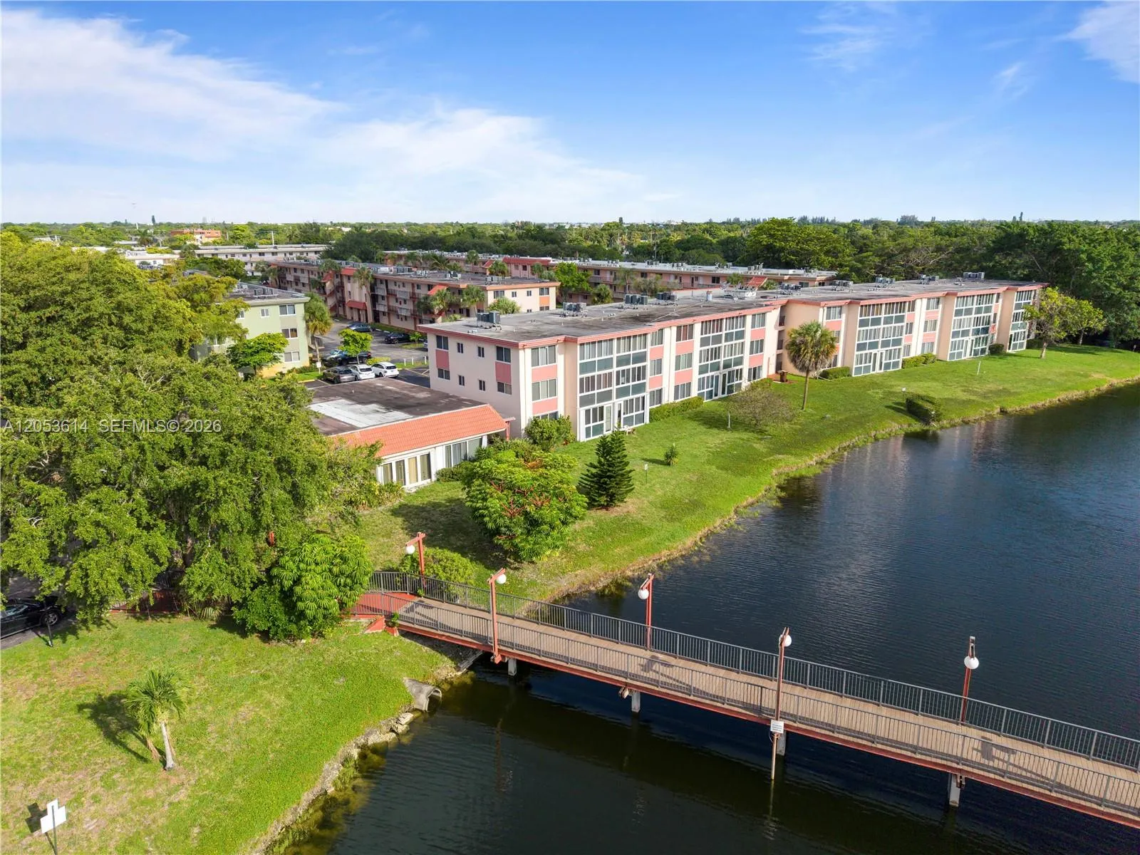 Foto de propiedad en 5950 Del Lago Circle 106, Sunrise, FL 33313 Sunrise con MLS# 
