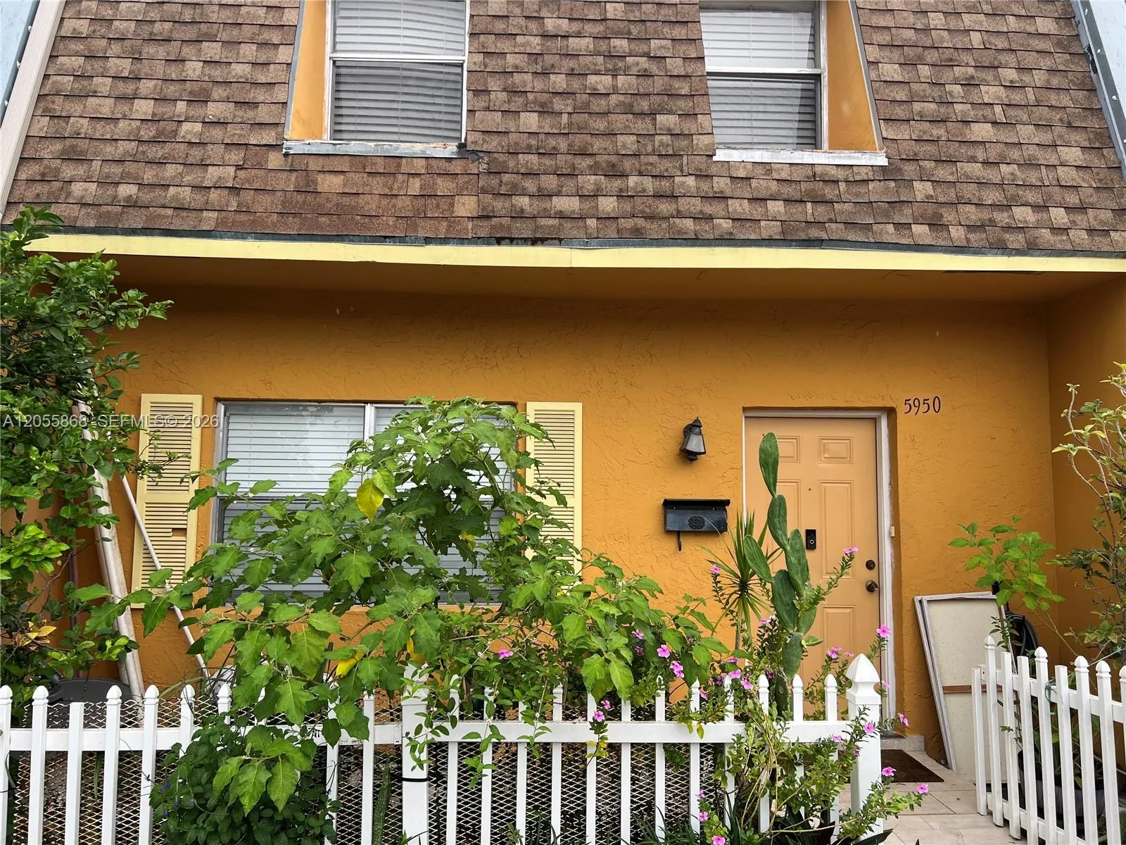 Foto de propiedad en 5950 NW 29th Place 109, Sunrise, FL 33313 Sunrise con MLS# 