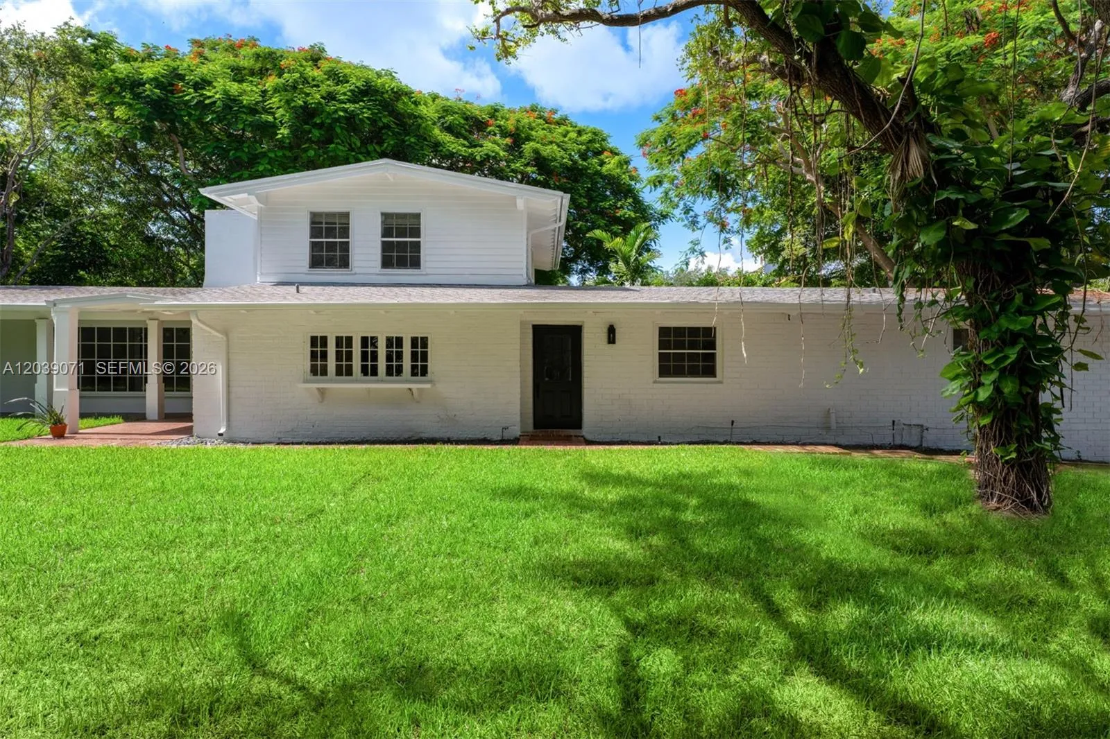 Foto de propiedad en 5950 SW 128th Street, Pinecrest, FL 33156 Pinecrest con MLS# 