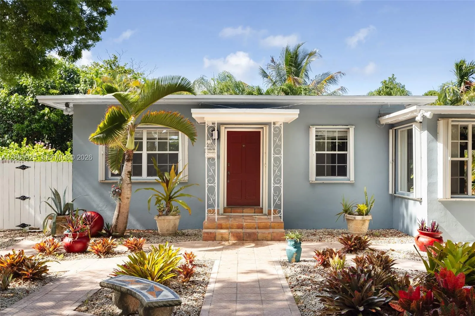Foto de propiedad en 5960 SW 46th Terrace, Miami, FL 33155 Miami con MLS# 