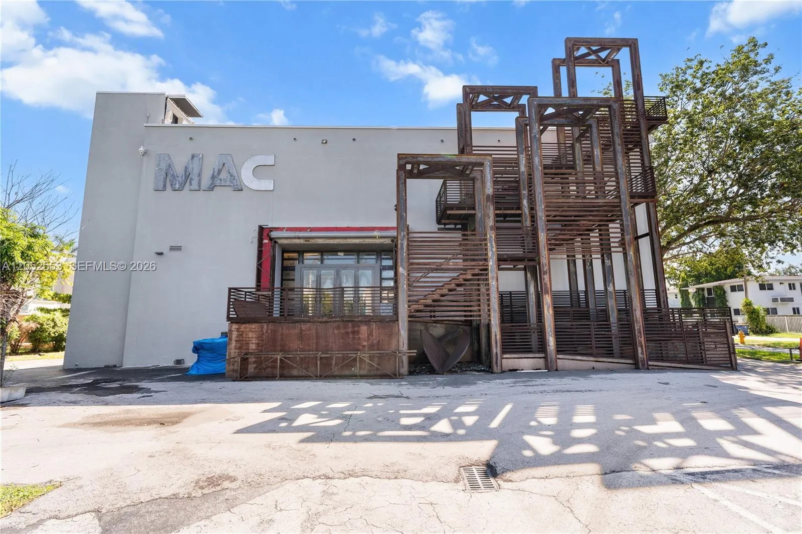 Foto de propiedad en 5960 SW 57th Avenue, Miami, FL 33143 Miami con MLS# 