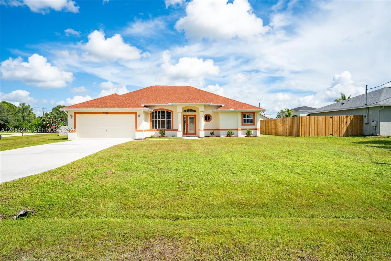 Foto de propiedad en 5961 NW Brenda Circle, Port St. Lucie, FL 34986 Port St. Lucie con MLS# 