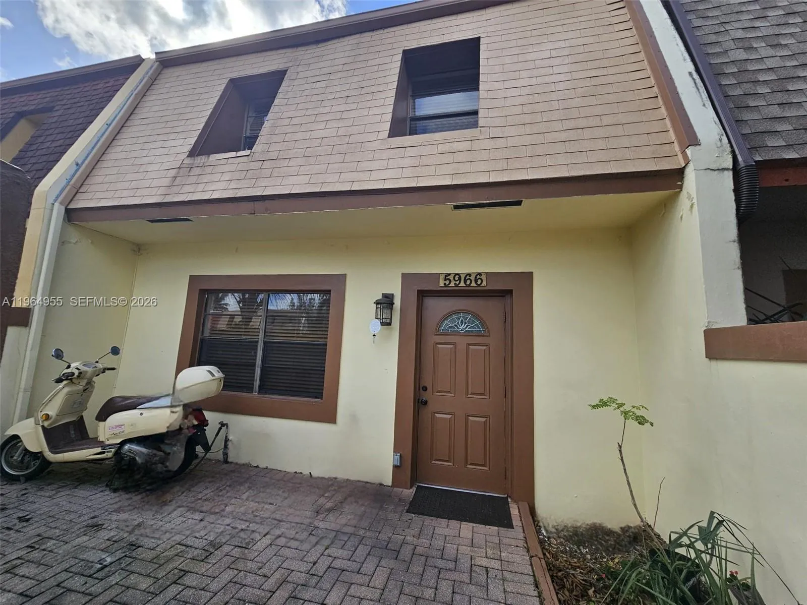 Foto de propiedad en 5966 NW 24th Court, Sunrise, FL 33313 Sunrise con MLS# 