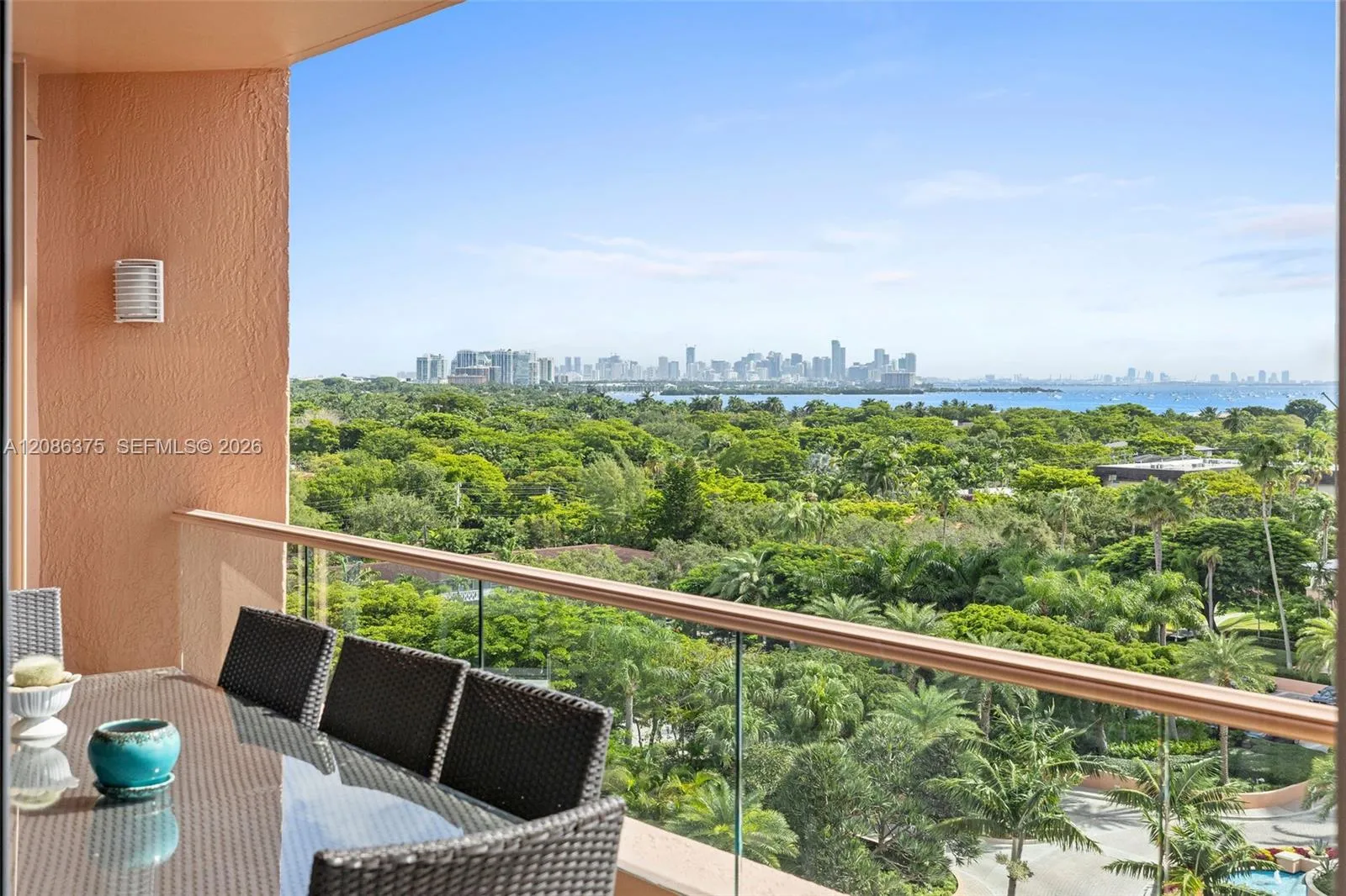 Foto de propiedad en 60 Edgewater Drive 9D, Coral Gables, FL 33133 Coral Gables con MLS# 
