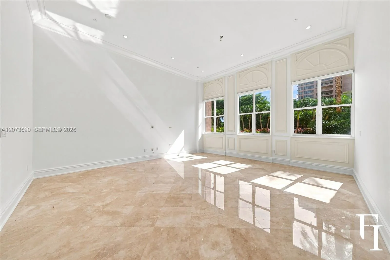 Foto de propiedad en 60 Edgewater Drive East, Coral Gables, FL 33133 Coral Gables con MLS# 