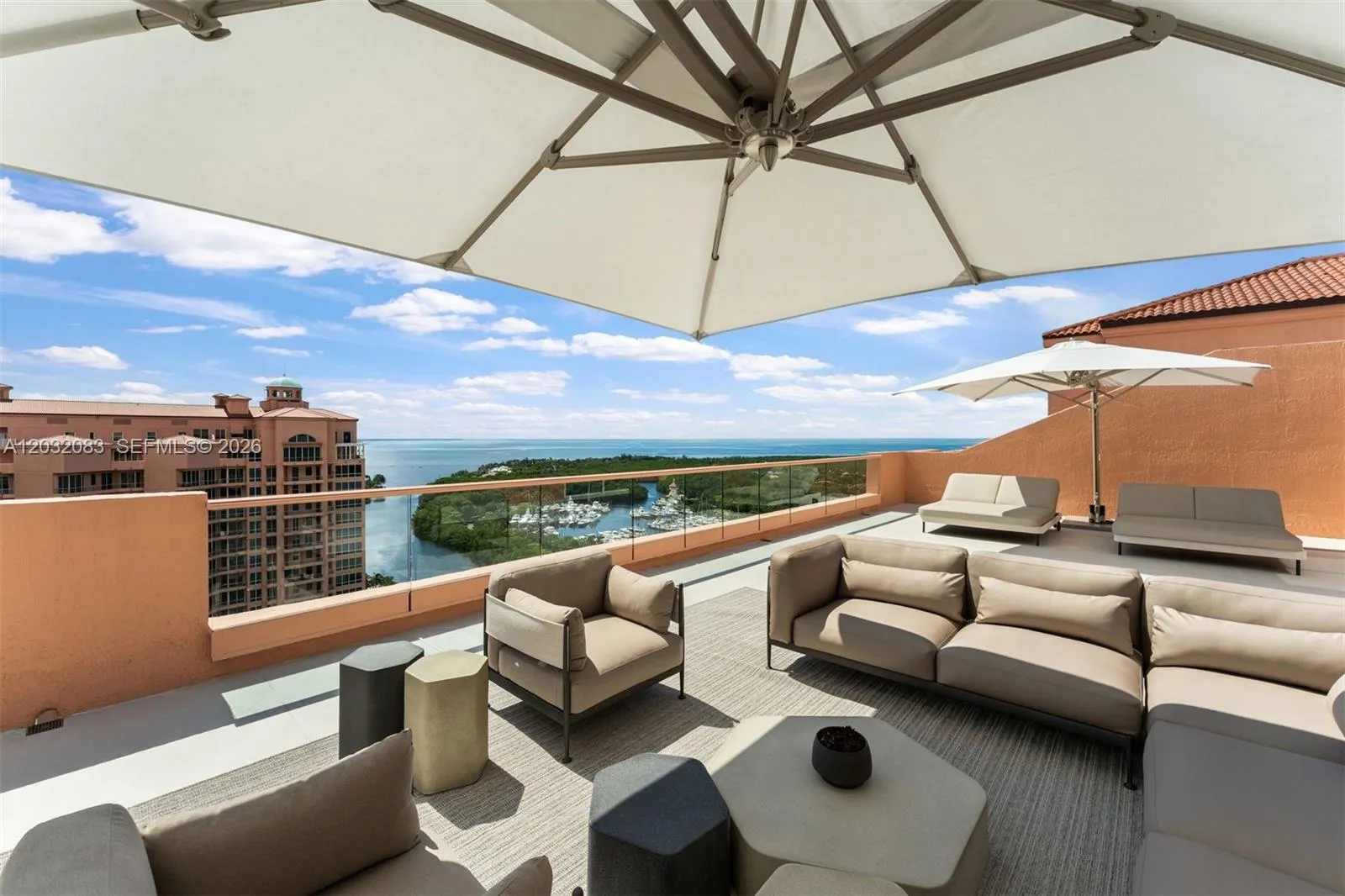 Foto de propiedad en 60 Edgewater Drive TS-D, Coral Gables, FL 33133 Coral Gables con MLS# 