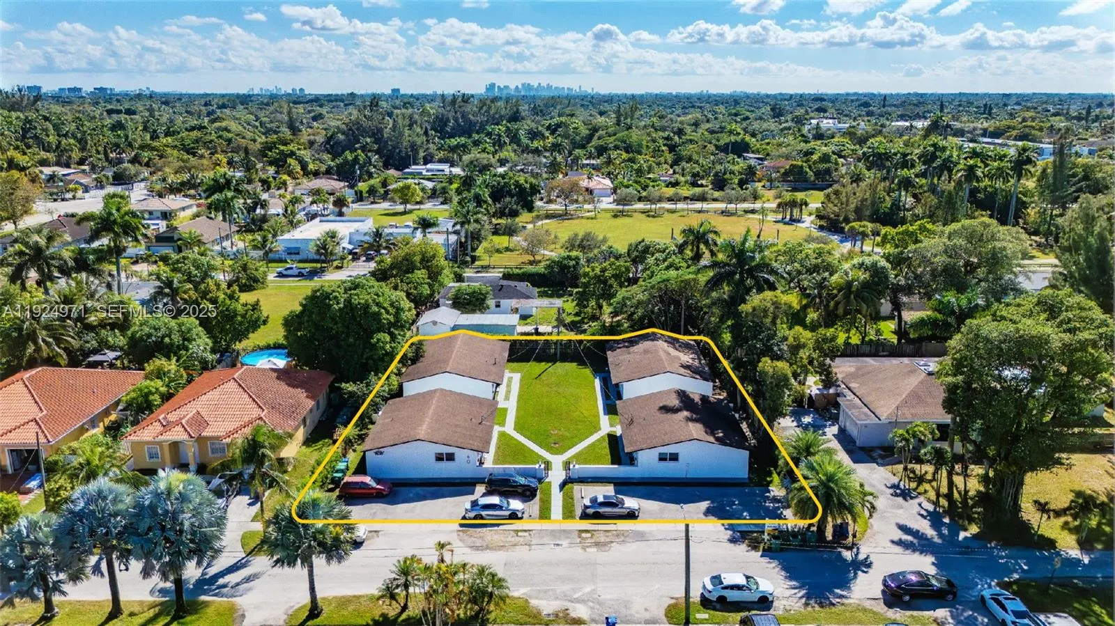 Foto de propiedad en 60 NW 161st Street, Miami, FL 33169 Miami con MLS# 