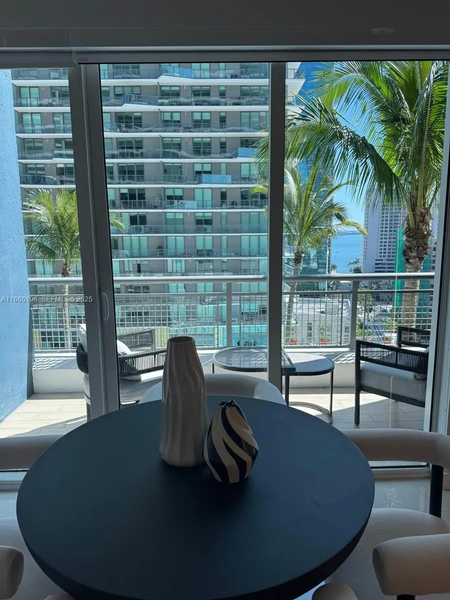 Foto de propiedad en 60 SW 13th Street 1406, Miami, FL 33130 Miami con MLS# 