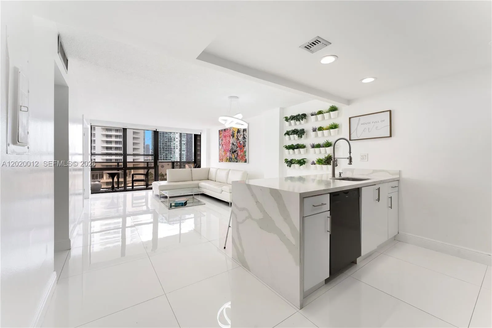 Foto de propiedad en 600 NE 36th Street 1111, Miami, FL 33137 Miami con MLS# 