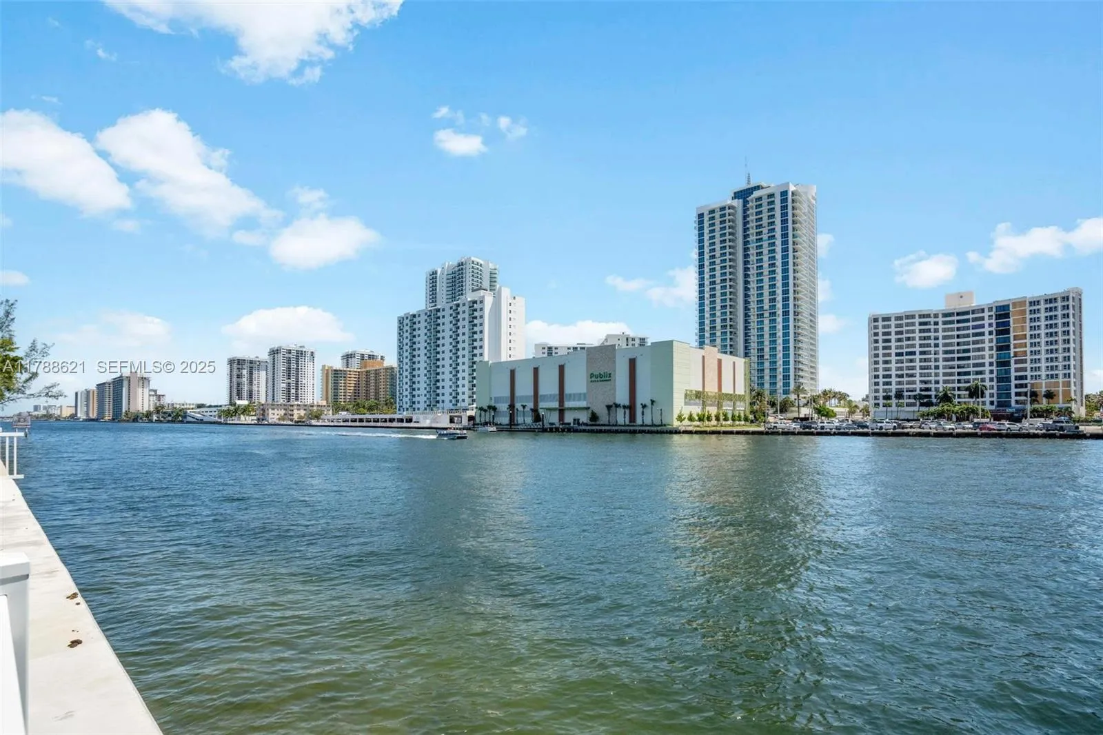 Foto de propiedad en 600 Parkview Drive 422(+DEN), Hallandale Beach, FL 33009 Hallandale Beach con MLS# 