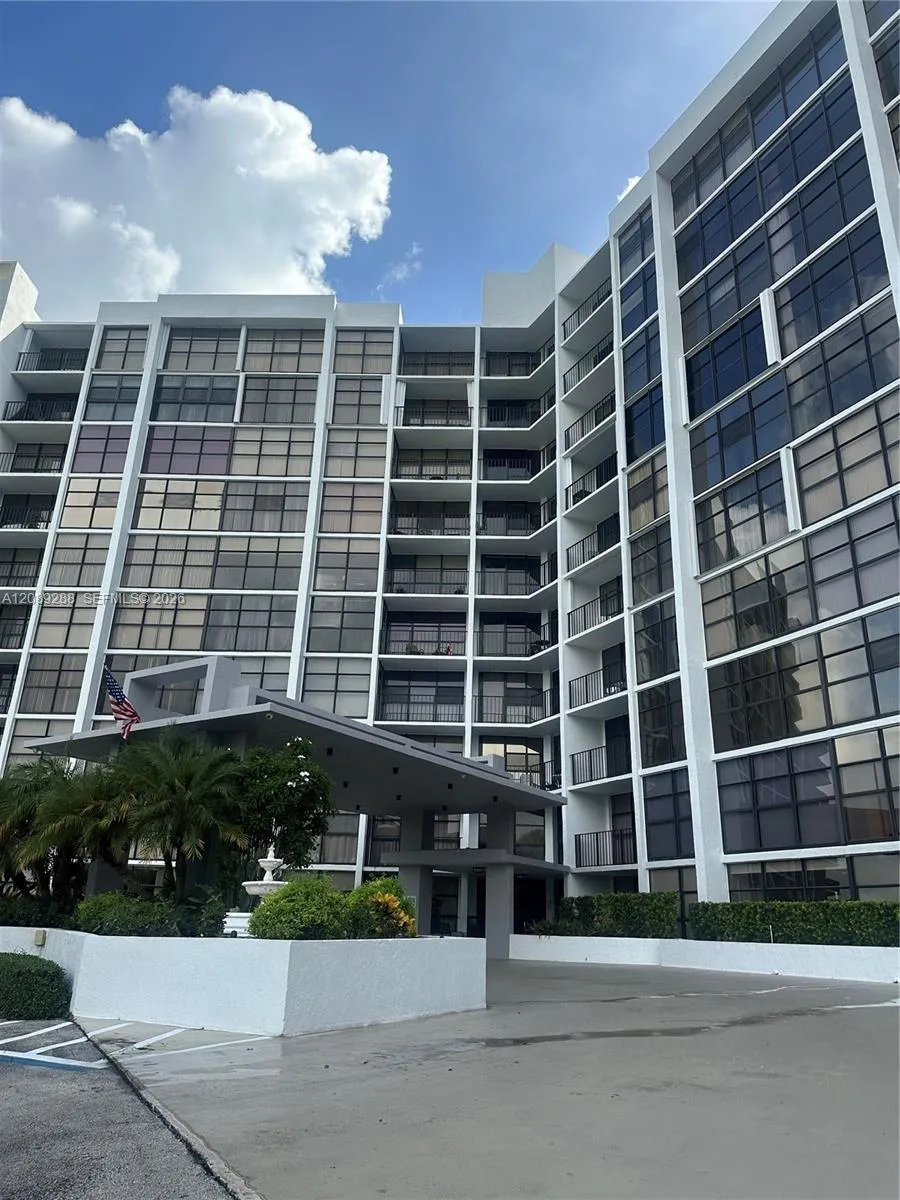 En Venta 600 Parkview Drive 627, Hallandale Beach, FL 33009, Hallandale Beach, FL 33009