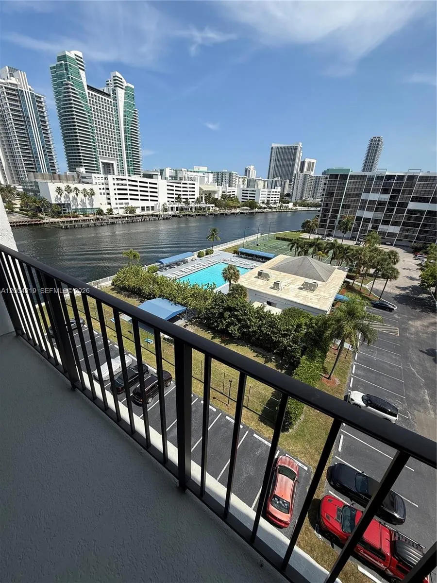 Foto de propiedad en 600 Parkview Drive 818, Hallandale Beach, FL 33009 Hallandale Beach con MLS#