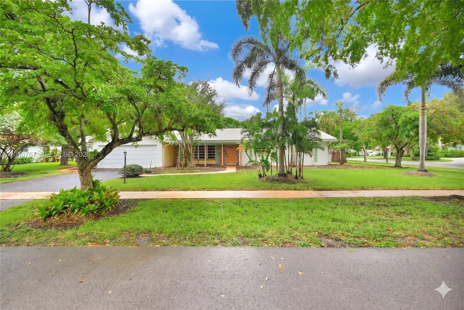 Foto de propiedad en 600 Petunia Drive, Plantation, FL 33317 Plantation con MLS# 