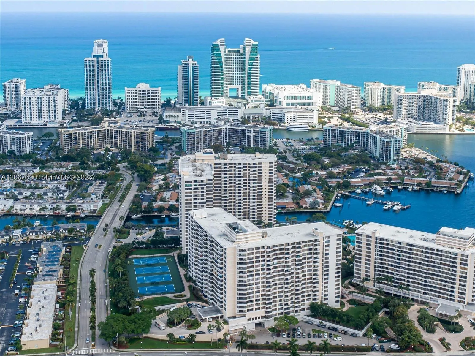 Foto de propiedad en 600 Three Islands Boulevard 1113, Hallandale Beach, FL 33009 Hallandale Beach con MLS# 
