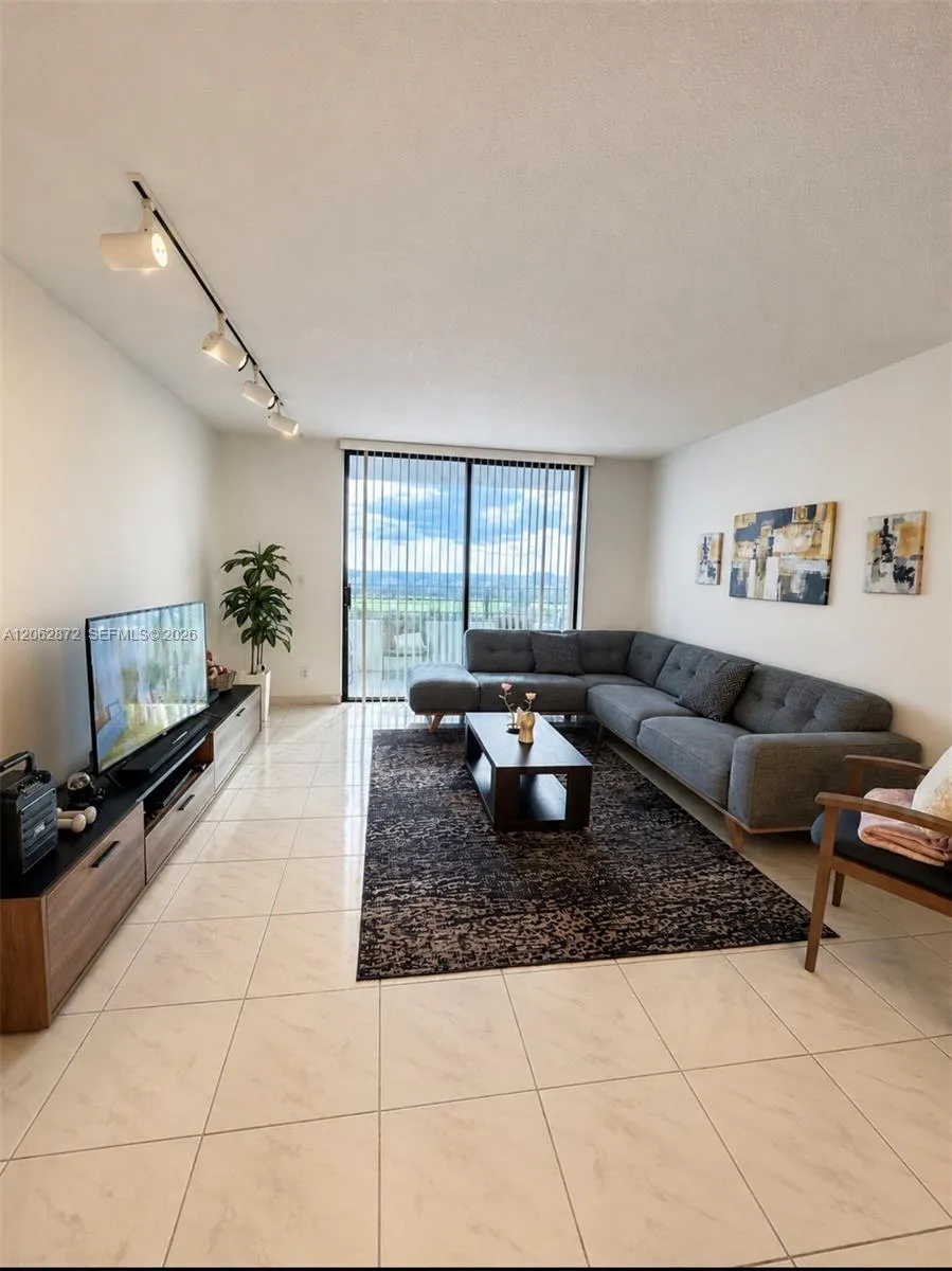Foto de propiedad en 600 Three Islands Boulevard 1207, Hallandale Beach, FL 33009 Hallandale Beach con MLS# 