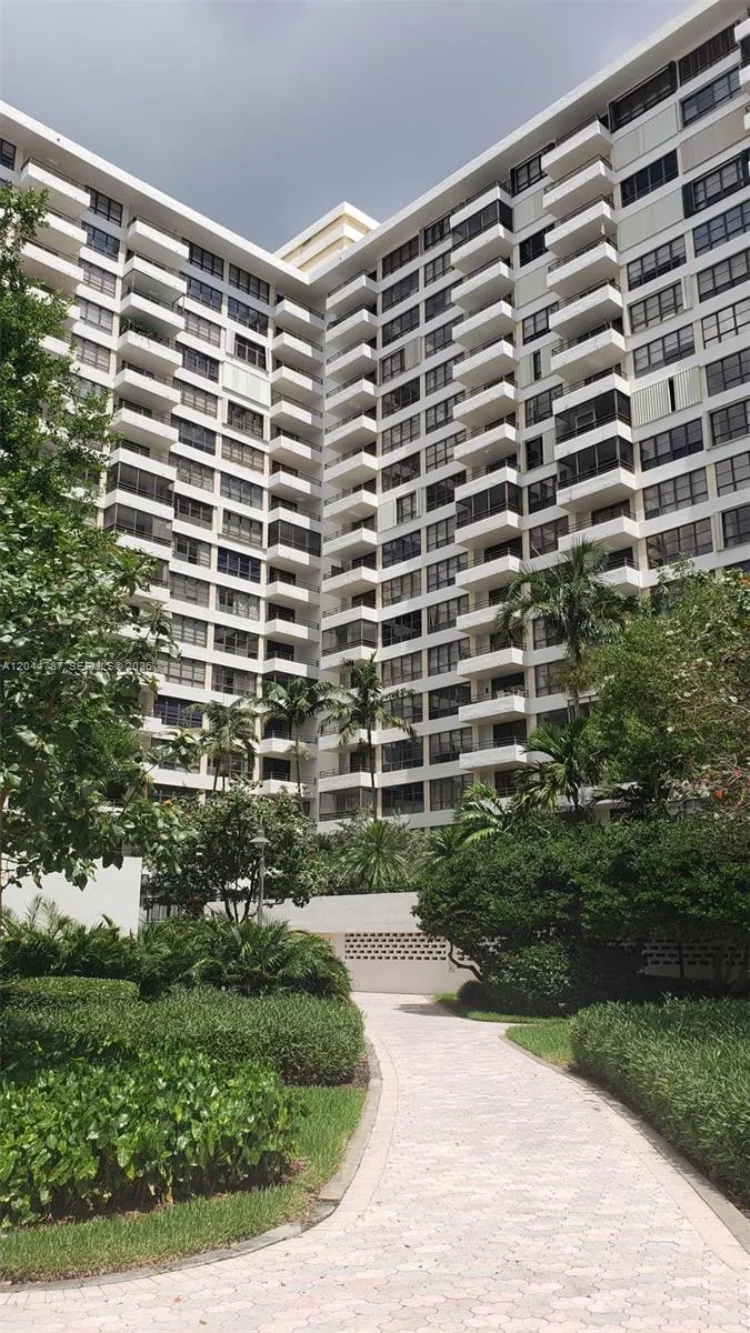 Foto de propiedad en 600 Three Islands Boulevard 1218, Hallandale Beach, FL 33009 Hallandale Beach con MLS# 
