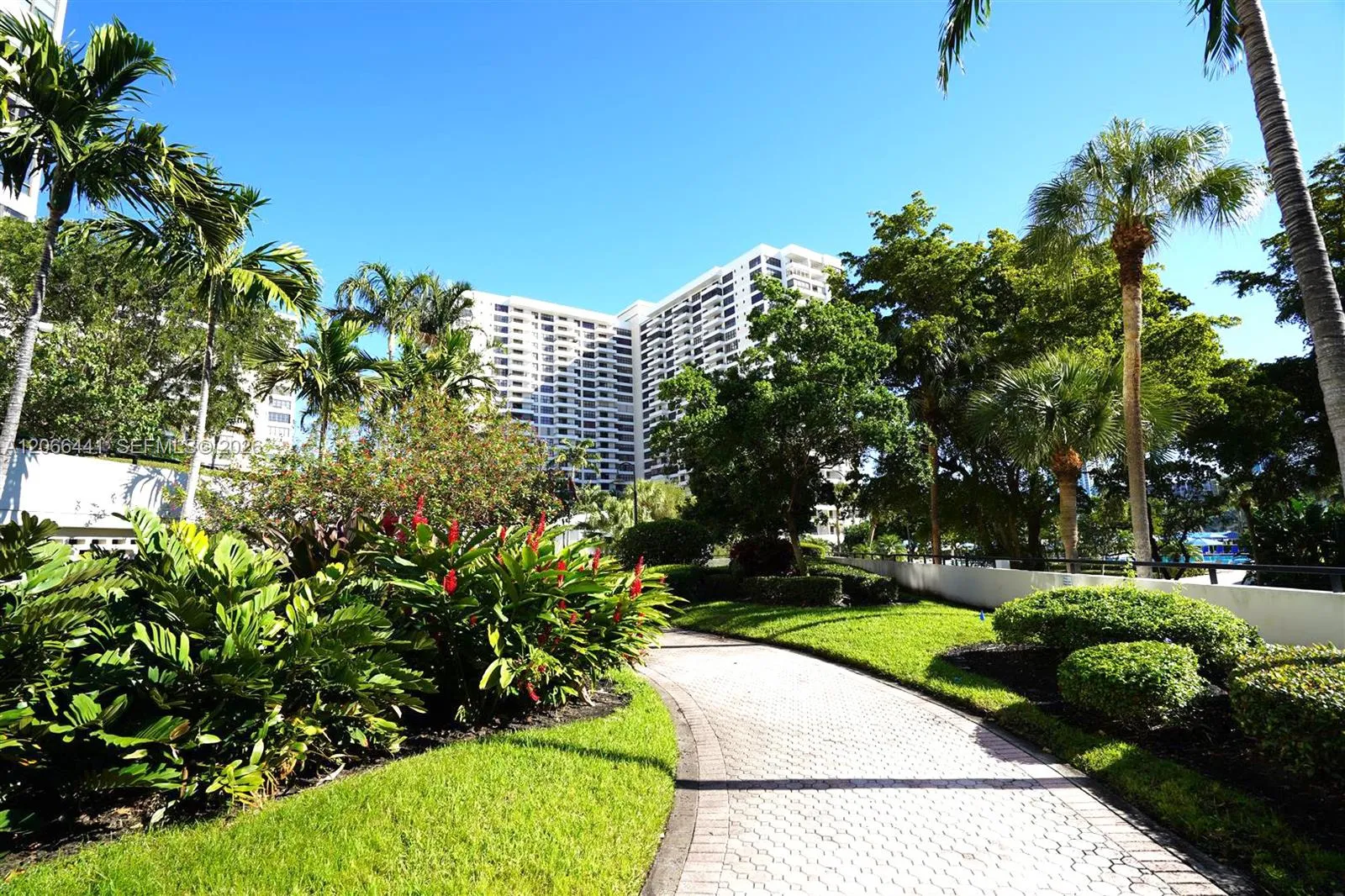 Foto de propiedad en 600 Three Islands Boulevard 1416, Hallandale Beach, FL 33009 Hallandale Beach con MLS# 