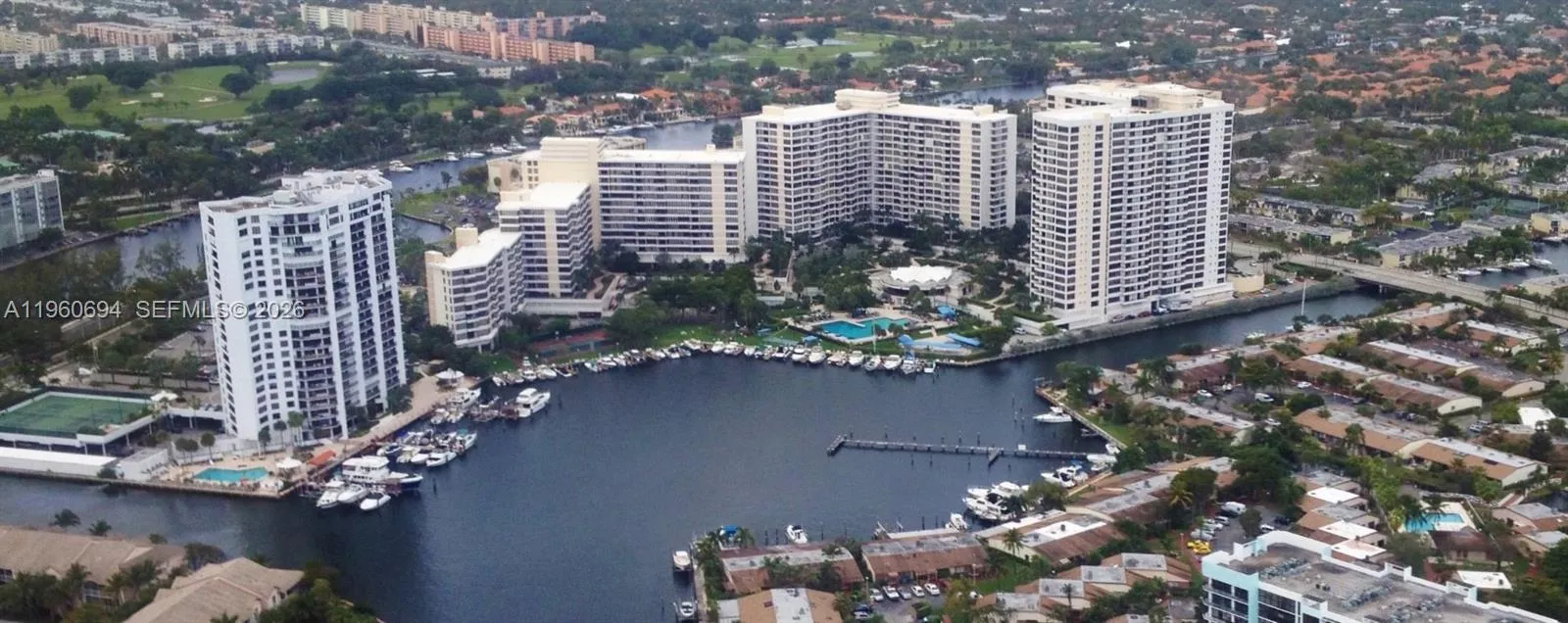 Foto de propiedad en 600 Three Islands Boulevard 411, Hallandale Beach, FL 33009 Hallandale Beach con MLS# 