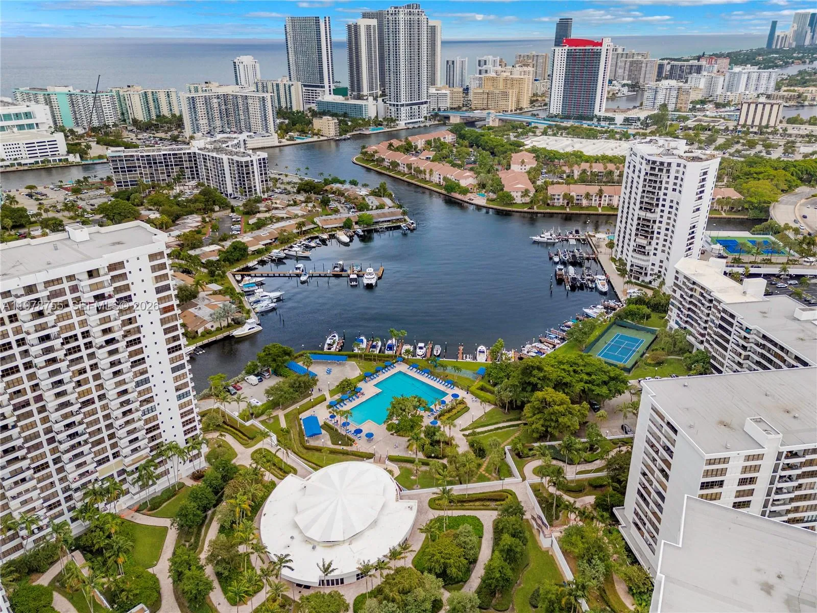 Foto de propiedad en 600 Three Islands Boulevard 612, Hallandale Beach, FL 33009 Hallandale Beach con MLS# 