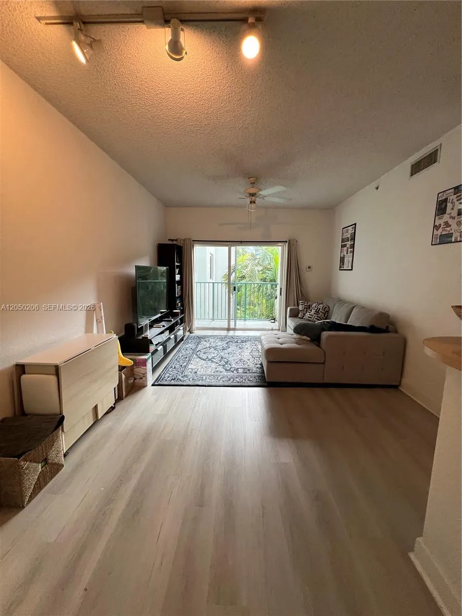 Alquilada 6001 SW 70th Street 421, South Miami, FL 33143, South Miami, FL 33143