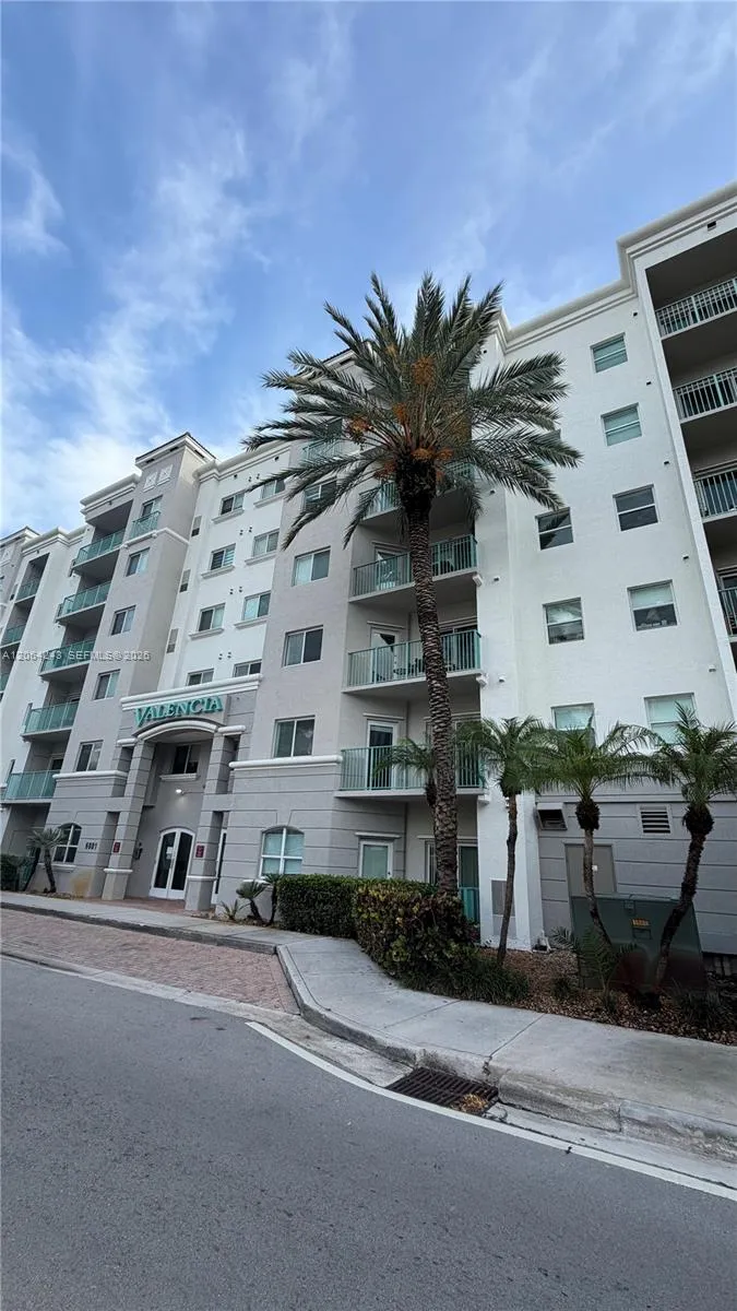 Foto de propiedad en 6001 SW 70th Street 445, South Miami, FL 33143 South Miami con MLS# 