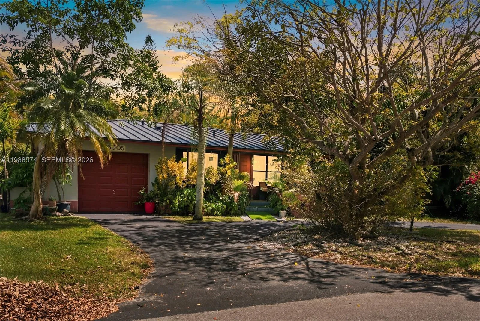 Foto de propiedad en 6005 SW 64th Place, South Miami, FL 33143 South Miami con MLS# 